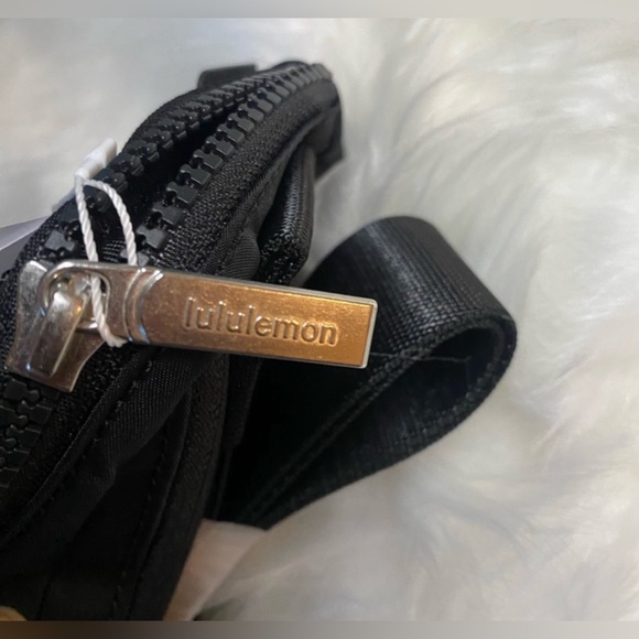 New Lululemon Everywhere Belt bag size 1L Black - Picture 4 of 6